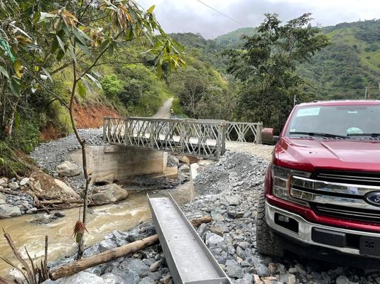 Bailey Bridge Stalowy most izotropowy z jednolitym materiałem wysoki moduł elastyczności i szybki okres budowy dla różnych zastosowań